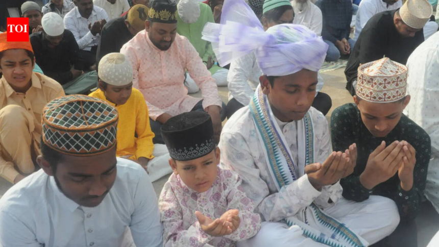 Muslims brave heat to mark Eid – The Times of India