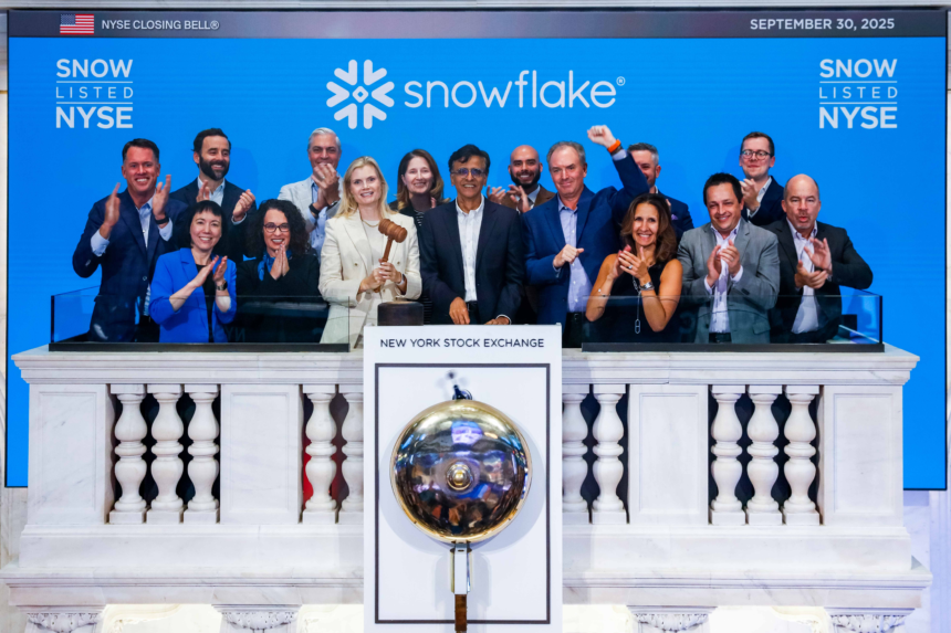 Snowflake surges 36% for best day ever on AI frenzy, fueling software rally – CNBC