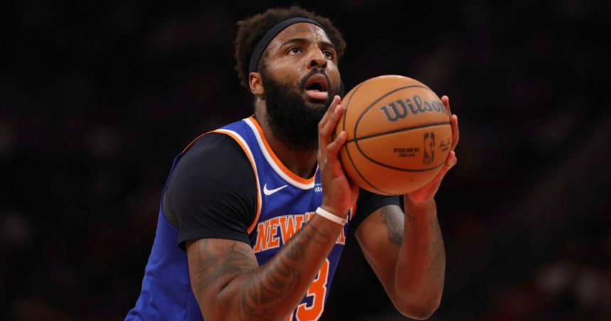 Knicks center Mitchell Robinson has a broken right pinkie finger, AP source says – CBS News