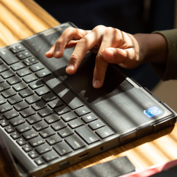 wp-header-logo-2777.png National teachers union president calls for screen bans, AI limits in schools – Local News Matters