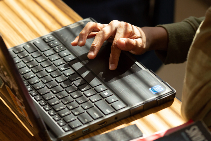 wp-header-logo-2777.png National teachers union president calls for screen bans, AI limits in schools – Local News Matters