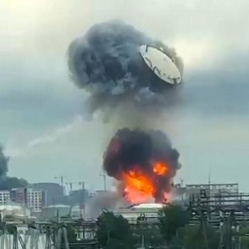 Ukraine war live: Kremlin threatens escalation after Kyiv blow up Moscow oil refinery – The Independent