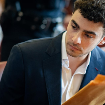 Luigi Mangione's legal team withdraws psychiatric defense in New York murder trial – CBS News