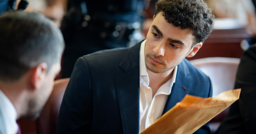 Luigi Mangione's legal team withdraws psychiatric defense in New York murder trial – CBS News