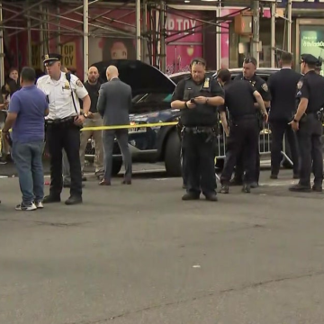 17-year-old in custody after shots fired in Times Square, police say – CBS News