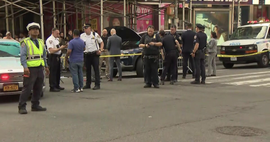 17-year-old in custody after shots fired in Times Square, police say – CBS News