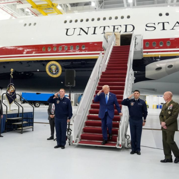 wp-header-logo-1923.png Trump unveils the new Air Force One, a converted Qatari jet – Spectrum News