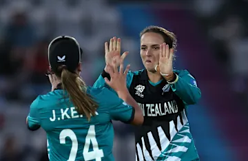 New Zealand stay in the hunt with last-gasp win over Ireland – ICC