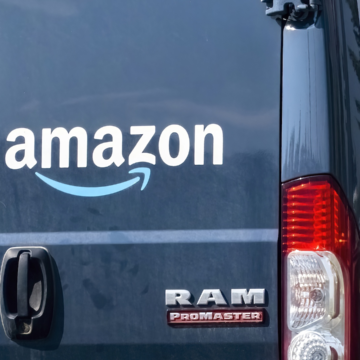 Amazon drivers say a new update shuts off their AC automatically as dangerous heat waves intensify – The Cool Down