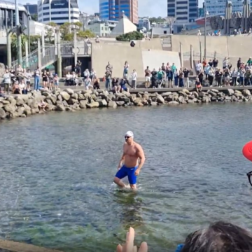 wp-header-logo-2620.png Anti-bottom trawling long distance swimmer breaks world record, arrives in Wellington – RNZ