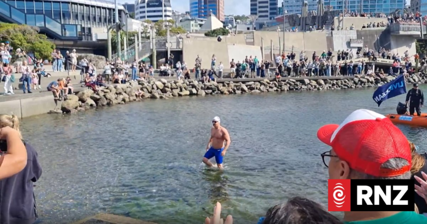 wp-header-logo-2620.png Anti-bottom trawling long distance swimmer breaks world record, arrives in Wellington – RNZ