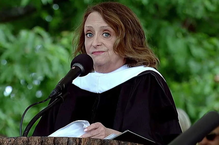 “SNL” alum Rachel Dratch channels Debbie Downer to blast AI in commencement speech: 'Congrats to all on your mandatory gap years' – Yahoo