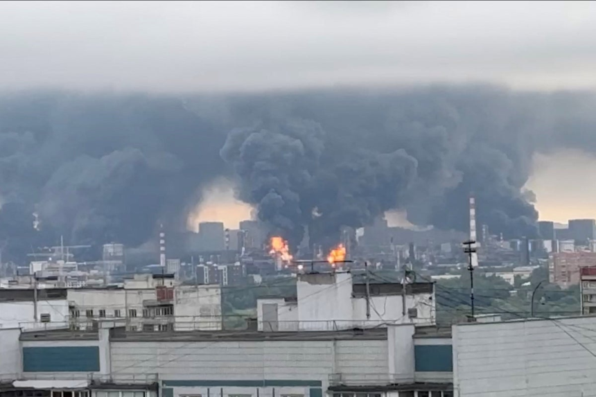 Ukraine war latest: Moscow under siege as major Ukrainian drone attack shuts airports – The Independent