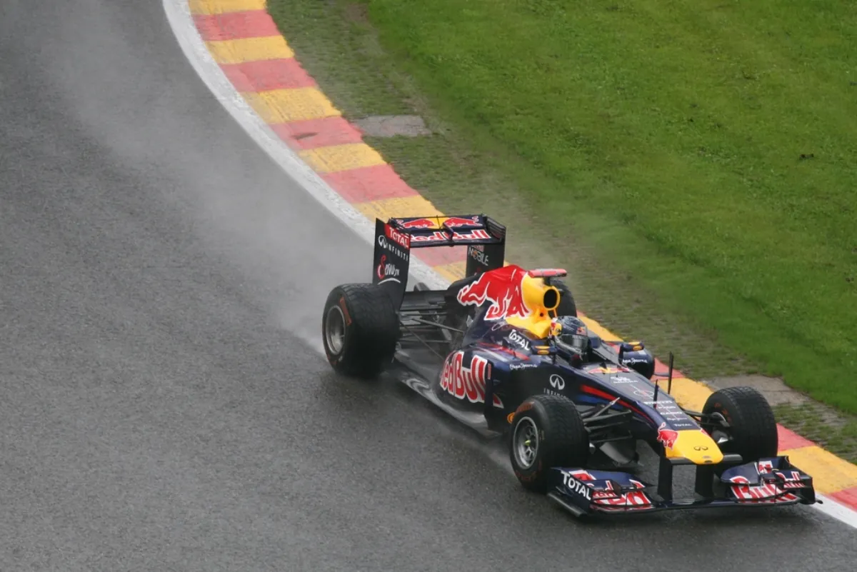 Formula One car on a wet race track, illustrating Antonelli's US Grand Prix win