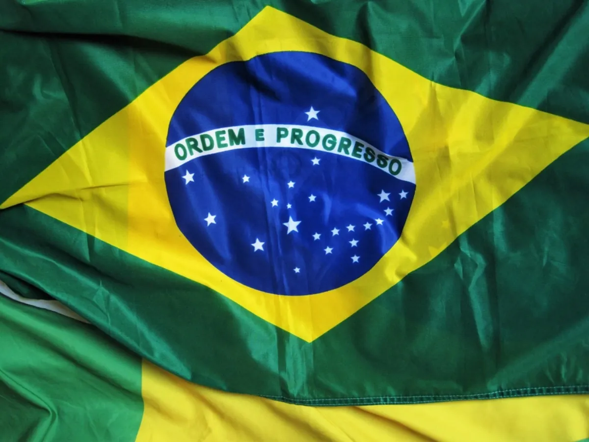 Brazilian national flag, illustrating the Brazil runoff between Lula and Flavio Bolsonaro