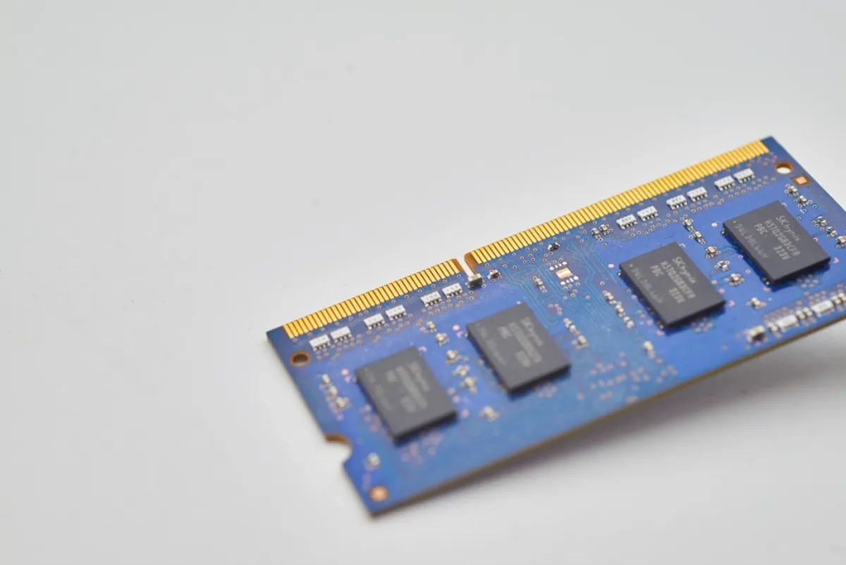 Computer RAM memory modules, linked to PC shipments fall from pricey memory chips