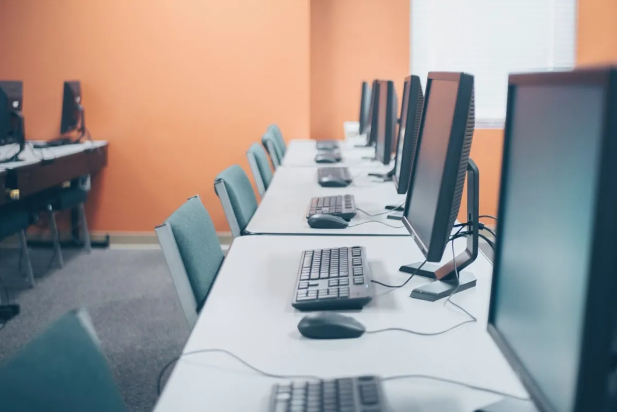 Rows of office computers, illustrating the Kannadiga jobs row in Bengaluru IT firms