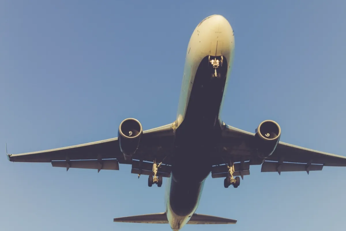 Passenger jet overhead, illustrating the Navi Mumbai airport flights shift